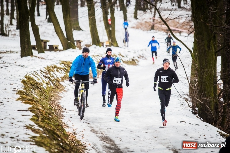 Zdjęcie w galerii na portalu naszraciborz.pl: Mróz, lód i śnieg niestraszny biegaczom. Blisko 500 twardzieli pokonało trasę w Oborze wiadomości z regionu