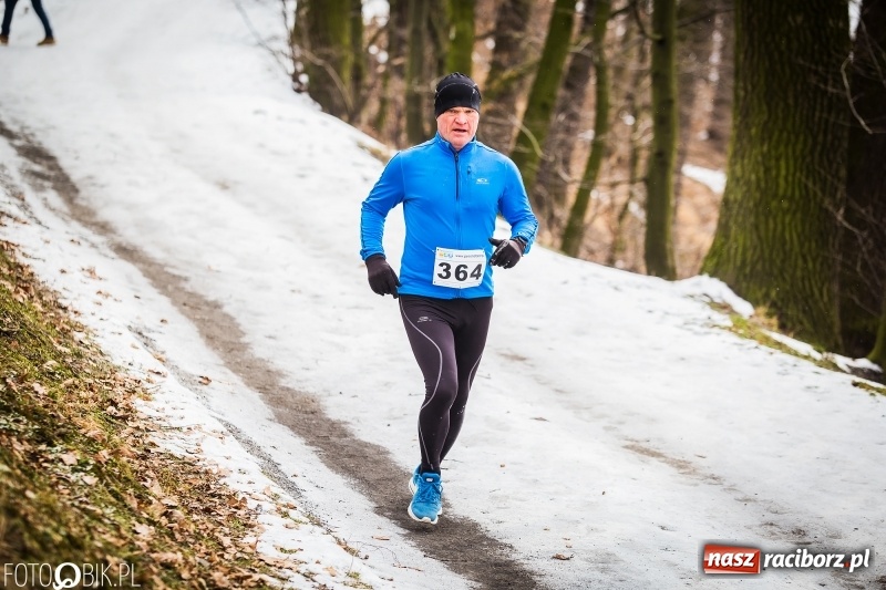 Zdjęcie w galerii na portalu naszraciborz.pl: Mróz, lód i śnieg niestraszny biegaczom. Blisko 500 twardzieli pokonało trasę w Oborze wiadomości z regionu