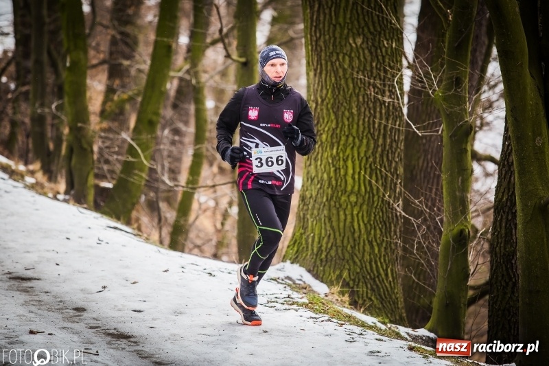 Zdjęcie w galerii na portalu naszraciborz.pl: Mróz, lód i śnieg niestraszny biegaczom. Blisko 500 twardzieli pokonało trasę w Oborze wiadomości z regionu