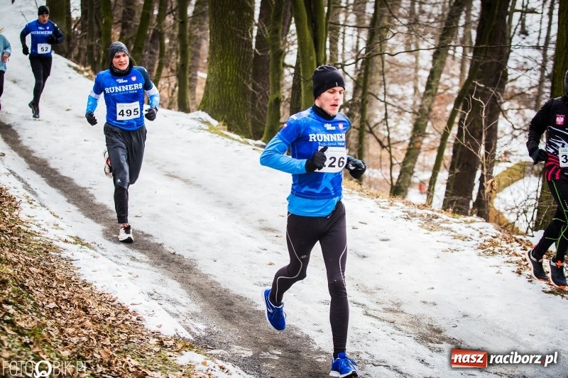 Zdjęcie w galerii na portalu naszraciborz.pl: Mróz, lód i śnieg niestraszny biegaczom. Blisko 500 twardzieli pokonało trasę w Oborze wiadomości z regionu