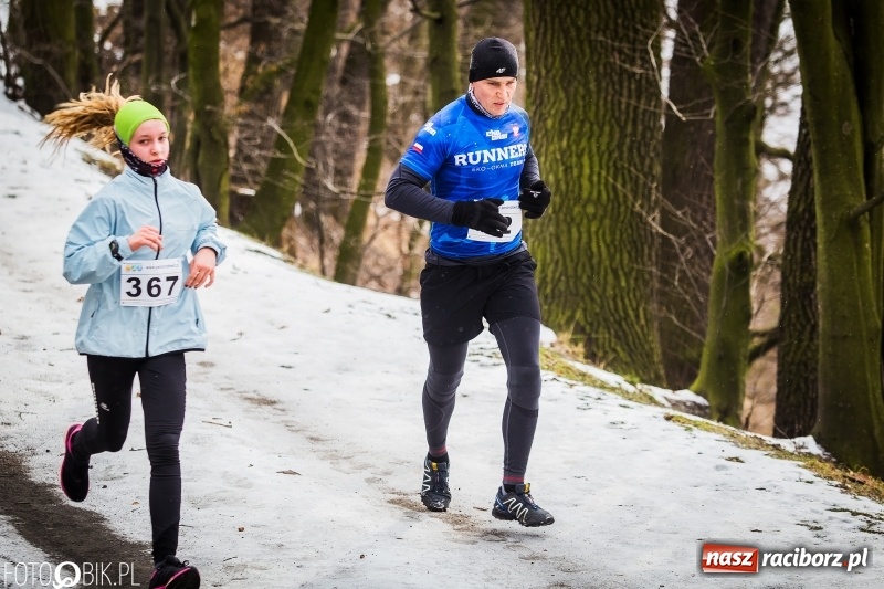 Zdjęcie w galerii na portalu naszraciborz.pl: Mróz, lód i śnieg niestraszny biegaczom. Blisko 500 twardzieli pokonało trasę w Oborze wiadomości z regionu