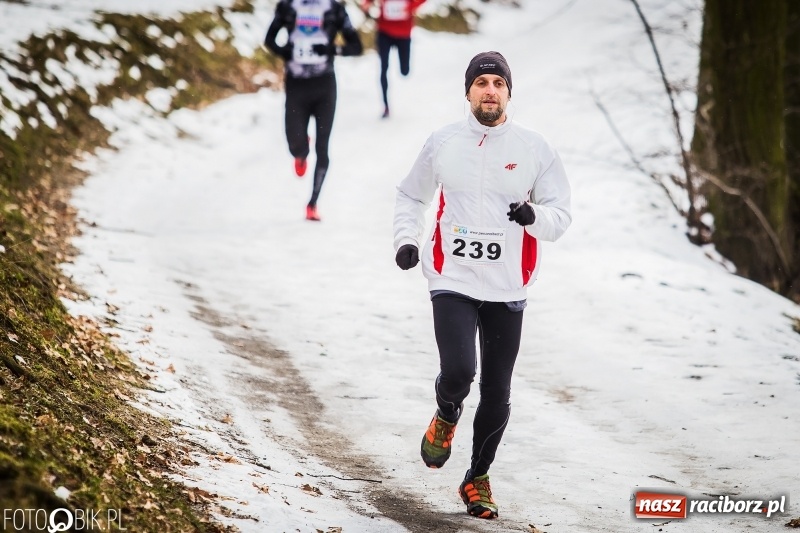 Zdjęcie w galerii na portalu naszraciborz.pl: Mróz, lód i śnieg niestraszny biegaczom. Blisko 500 twardzieli pokonało trasę w Oborze wiadomości z regionu
