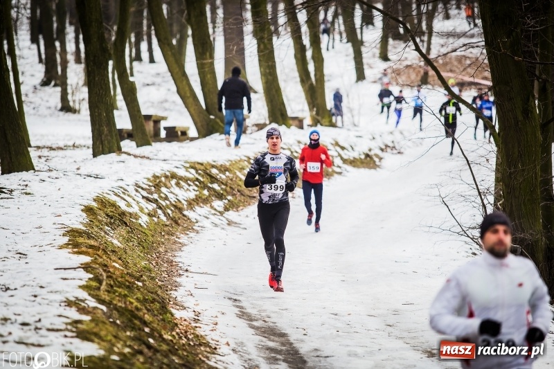 Zdjęcie w galerii na portalu naszraciborz.pl: Mróz, lód i śnieg niestraszny biegaczom. Blisko 500 twardzieli pokonało trasę w Oborze wiadomości z regionu