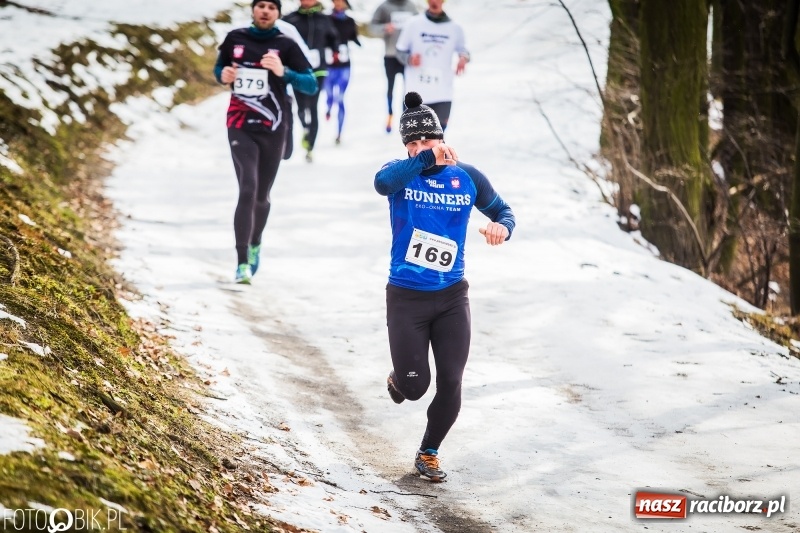 Zdjęcie w galerii na portalu naszraciborz.pl: Mróz, lód i śnieg niestraszny biegaczom. Blisko 500 twardzieli pokonało trasę w Oborze wiadomości z regionu