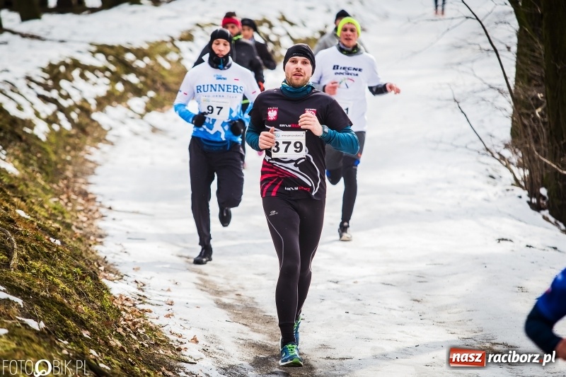 Zdjęcie w galerii na portalu naszraciborz.pl: Mróz, lód i śnieg niestraszny biegaczom. Blisko 500 twardzieli pokonało trasę w Oborze wiadomości z regionu
