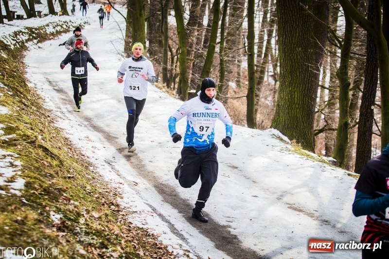 Zdjęcie w galerii na portalu naszraciborz.pl: Mróz, lód i śnieg niestraszny biegaczom. Blisko 500 twardzieli pokonało trasę w Oborze wiadomości z regionu