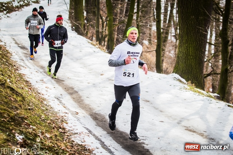 Zdjęcie w galerii na portalu naszraciborz.pl: Mróz, lód i śnieg niestraszny biegaczom. Blisko 500 twardzieli pokonało trasę w Oborze wiadomości z regionu