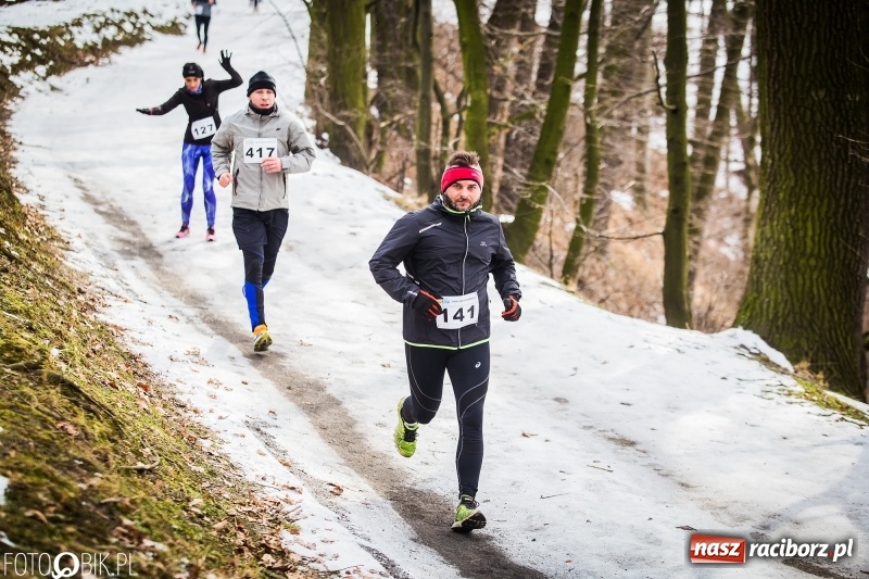 Zdjęcie w galerii na portalu naszraciborz.pl: Mróz, lód i śnieg niestraszny biegaczom. Blisko 500 twardzieli pokonało trasę w Oborze wiadomości z regionu