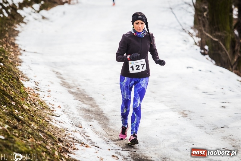 Zdjęcie w galerii na portalu naszraciborz.pl: Mróz, lód i śnieg niestraszny biegaczom. Blisko 500 twardzieli pokonało trasę w Oborze wiadomości z regionu