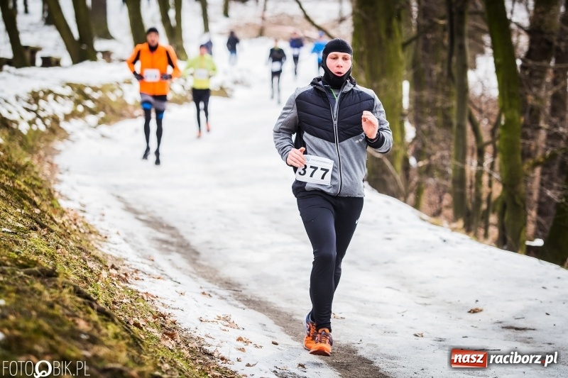 Zdjęcie w galerii na portalu naszraciborz.pl: Mróz, lód i śnieg niestraszny biegaczom. Blisko 500 twardzieli pokonało trasę w Oborze wiadomości z regionu