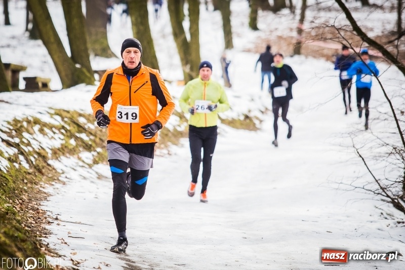 Zdjęcie w galerii na portalu naszraciborz.pl: Mróz, lód i śnieg niestraszny biegaczom. Blisko 500 twardzieli pokonało trasę w Oborze wiadomości z regionu