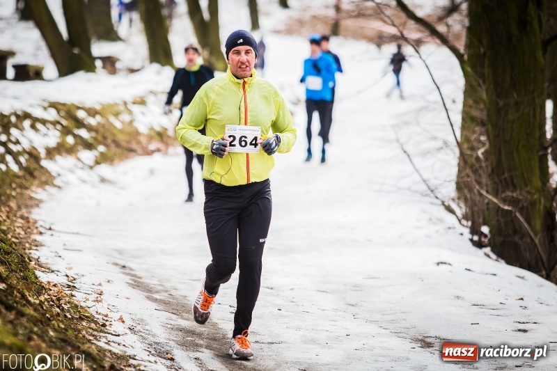 Zdjęcie w galerii na portalu naszraciborz.pl: Mróz, lód i śnieg niestraszny biegaczom. Blisko 500 twardzieli pokonało trasę w Oborze wiadomości z regionu