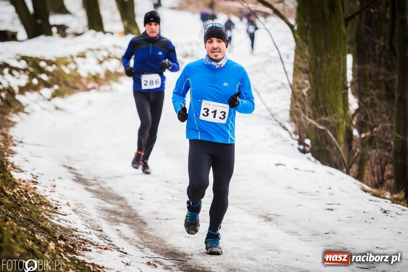 Zdjęcie w galerii na portalu naszraciborz.pl: Mróz, lód i śnieg niestraszny biegaczom. Blisko 500 twardzieli pokonało trasę w Oborze wiadomości z regionu
