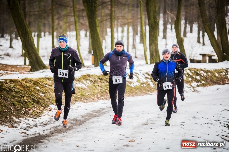 Zdjęcie w galerii na portalu naszraciborz.pl: Mróz, lód i śnieg niestraszny biegaczom. Blisko 500 twardzieli pokonało trasę w Oborze wiadomości z regionu