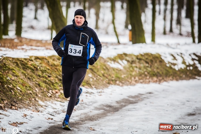 Zdjęcie w galerii na portalu naszraciborz.pl: Mróz, lód i śnieg niestraszny biegaczom. Blisko 500 twardzieli pokonało trasę w Oborze wiadomości z regionu