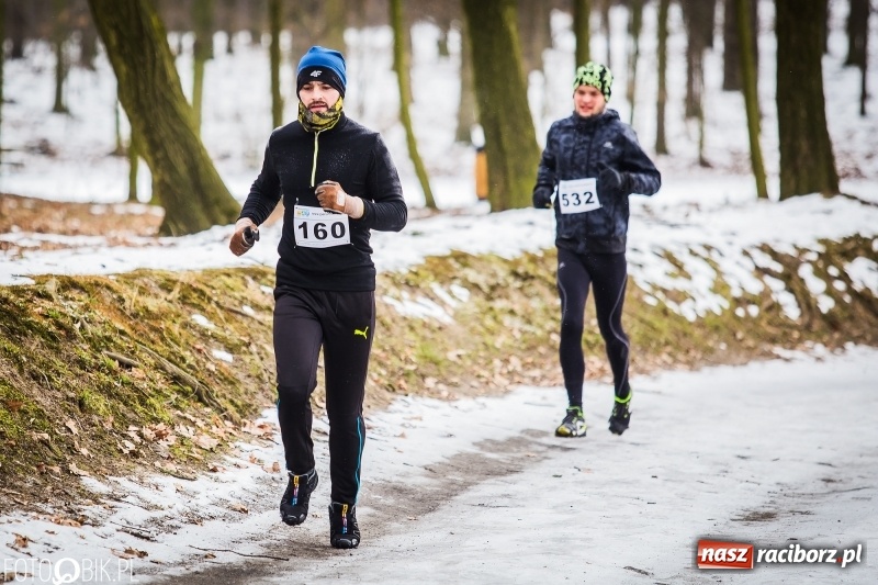 Zdjęcie w galerii na portalu naszraciborz.pl: Mróz, lód i śnieg niestraszny biegaczom. Blisko 500 twardzieli pokonało trasę w Oborze wiadomości z regionu
