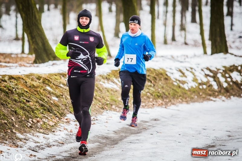 Zdjęcie w galerii na portalu naszraciborz.pl: Mróz, lód i śnieg niestraszny biegaczom. Blisko 500 twardzieli pokonało trasę w Oborze wiadomości z regionu
