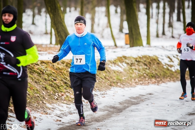 Zdjęcie w galerii na portalu naszraciborz.pl: Mróz, lód i śnieg niestraszny biegaczom. Blisko 500 twardzieli pokonało trasę w Oborze wiadomości z regionu