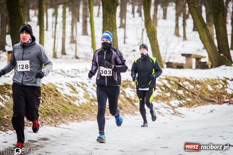 Zdjęcie w galerii na portalu naszraciborz.pl: Mróz, lód i śnieg niestraszny biegaczom. Blisko 500 twardzieli pokonało trasę w Oborze wiadomości z regionu