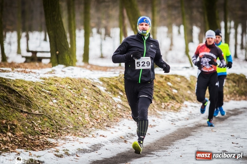 Zdjęcie w galerii na portalu naszraciborz.pl: Mróz, lód i śnieg niestraszny biegaczom. Blisko 500 twardzieli pokonało trasę w Oborze wiadomości z regionu