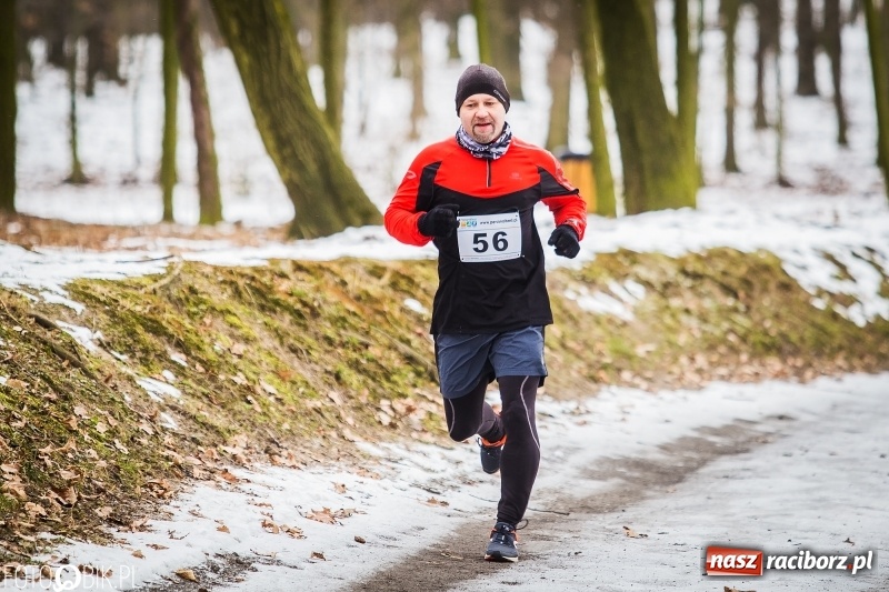 Zdjęcie w galerii na portalu naszraciborz.pl: Mróz, lód i śnieg niestraszny biegaczom. Blisko 500 twardzieli pokonało trasę w Oborze wiadomości z regionu