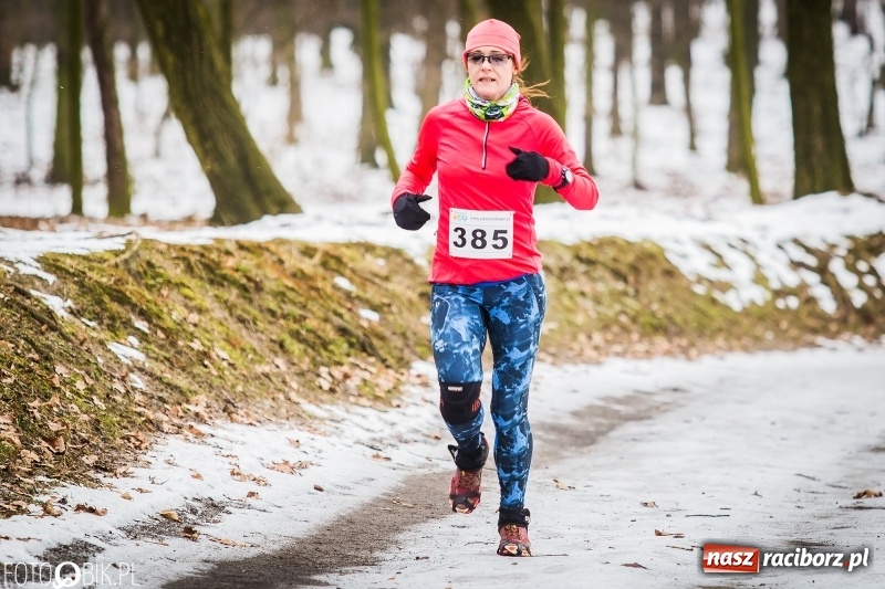 Zdjęcie w galerii na portalu naszraciborz.pl: Mróz, lód i śnieg niestraszny biegaczom. Blisko 500 twardzieli pokonało trasę w Oborze wiadomości z regionu
