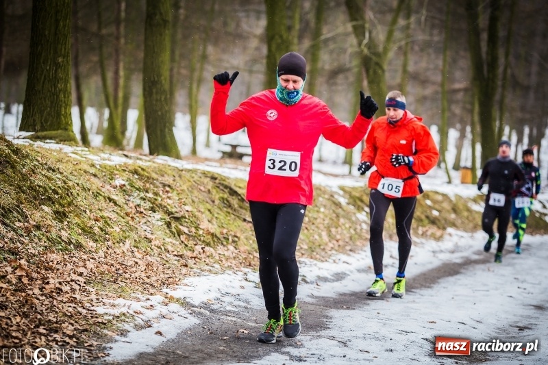 Zdjęcie w galerii na portalu naszraciborz.pl: Mróz, lód i śnieg niestraszny biegaczom. Blisko 500 twardzieli pokonało trasę w Oborze wiadomości z regionu