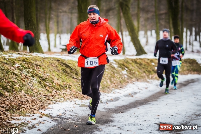 Zdjęcie w galerii na portalu naszraciborz.pl: Mróz, lód i śnieg niestraszny biegaczom. Blisko 500 twardzieli pokonało trasę w Oborze wiadomości z regionu