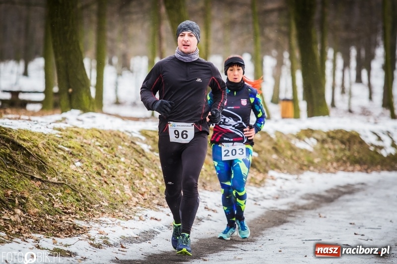 Zdjęcie w galerii na portalu naszraciborz.pl: Mróz, lód i śnieg niestraszny biegaczom. Blisko 500 twardzieli pokonało trasę w Oborze wiadomości z regionu