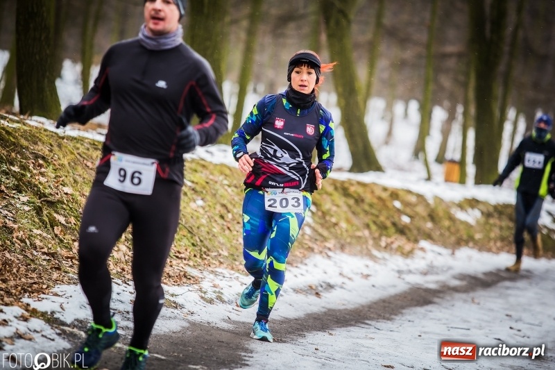 Zdjęcie w galerii na portalu naszraciborz.pl: Mróz, lód i śnieg niestraszny biegaczom. Blisko 500 twardzieli pokonało trasę w Oborze wiadomości z regionu