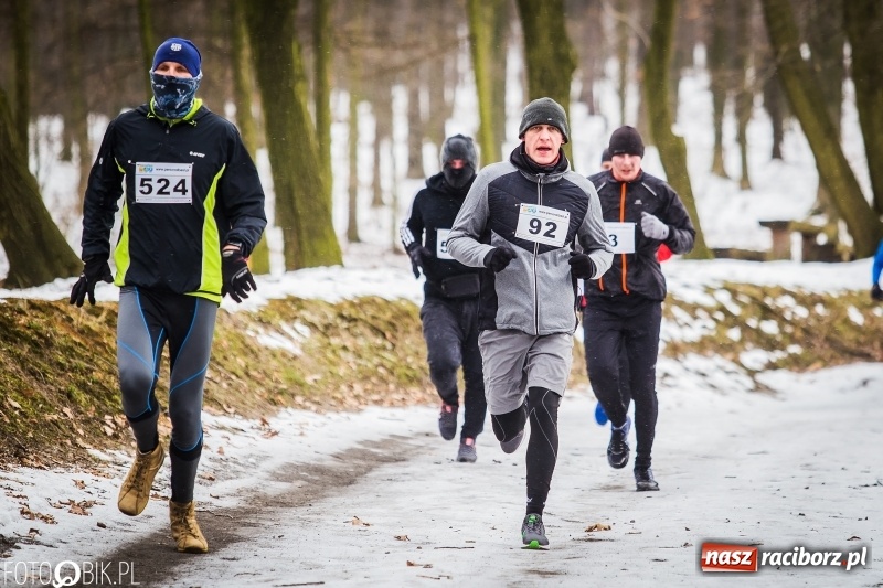 Zdjęcie w galerii na portalu naszraciborz.pl: Mróz, lód i śnieg niestraszny biegaczom. Blisko 500 twardzieli pokonało trasę w Oborze wiadomości z regionu