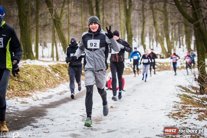 Zdjęcie w galerii na portalu naszraciborz.pl: Mróz, lód i śnieg niestraszny biegaczom. Blisko 500 twardzieli pokonało trasę w Oborze wiadomości z regionu