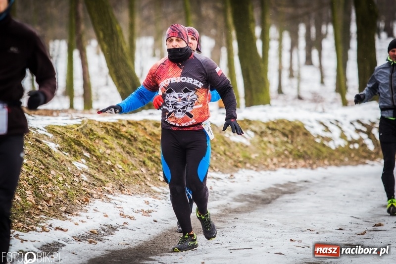Zdjęcie w galerii na portalu naszraciborz.pl: Mróz, lód i śnieg niestraszny biegaczom. Blisko 500 twardzieli pokonało trasę w Oborze wiadomości z regionu