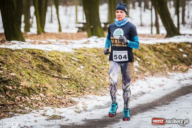 Zdjęcie w galerii na portalu naszraciborz.pl: Mróz, lód i śnieg niestraszny biegaczom. Blisko 500 twardzieli pokonało trasę w Oborze wiadomości z regionu