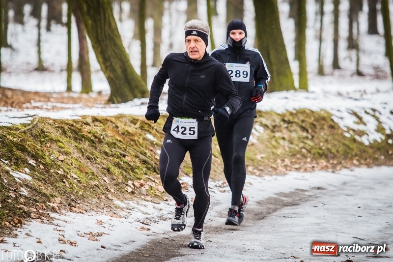 Zdjęcie w galerii na portalu naszraciborz.pl: Mróz, lód i śnieg niestraszny biegaczom. Blisko 500 twardzieli pokonało trasę w Oborze wiadomości z regionu