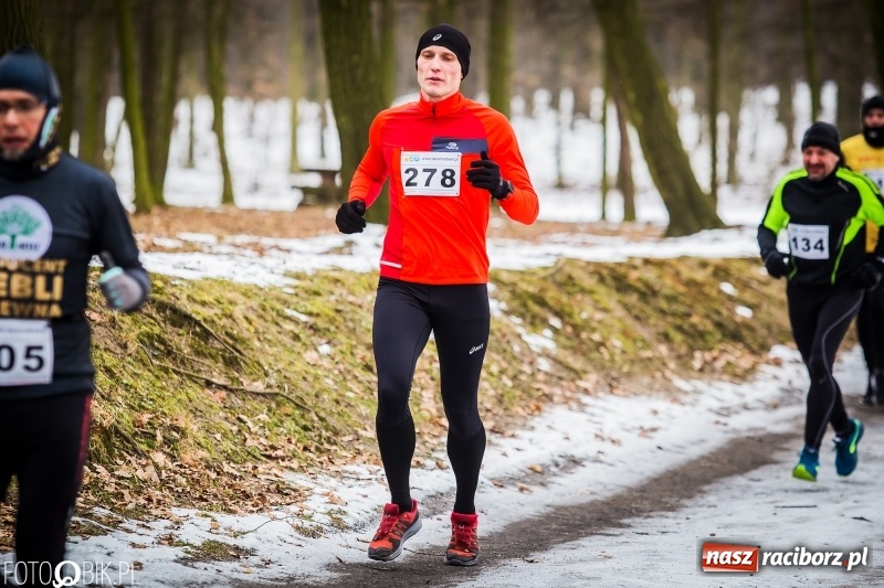 Zdjęcie w galerii na portalu naszraciborz.pl: Mróz, lód i śnieg niestraszny biegaczom. Blisko 500 twardzieli pokonało trasę w Oborze wiadomości z regionu