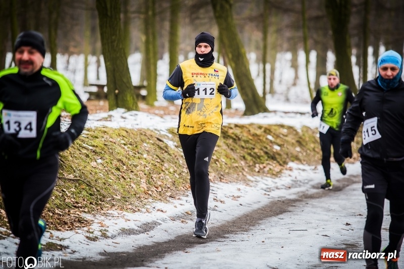 Zdjęcie w galerii na portalu naszraciborz.pl: Mróz, lód i śnieg niestraszny biegaczom. Blisko 500 twardzieli pokonało trasę w Oborze wiadomości z regionu