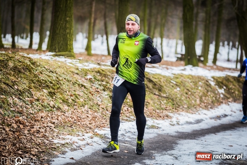 Zdjęcie w galerii na portalu naszraciborz.pl: Mróz, lód i śnieg niestraszny biegaczom. Blisko 500 twardzieli pokonało trasę w Oborze wiadomości z regionu