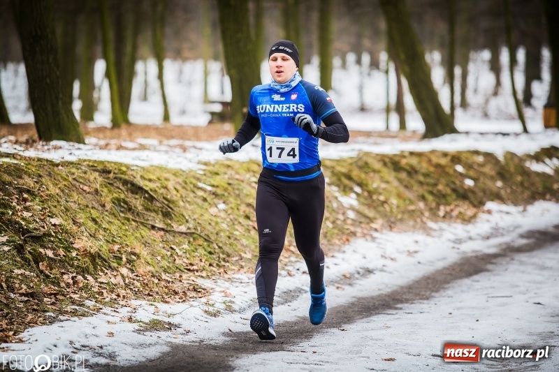 Zdjęcie w galerii na portalu naszraciborz.pl: Mróz, lód i śnieg niestraszny biegaczom. Blisko 500 twardzieli pokonało trasę w Oborze wiadomości z regionu