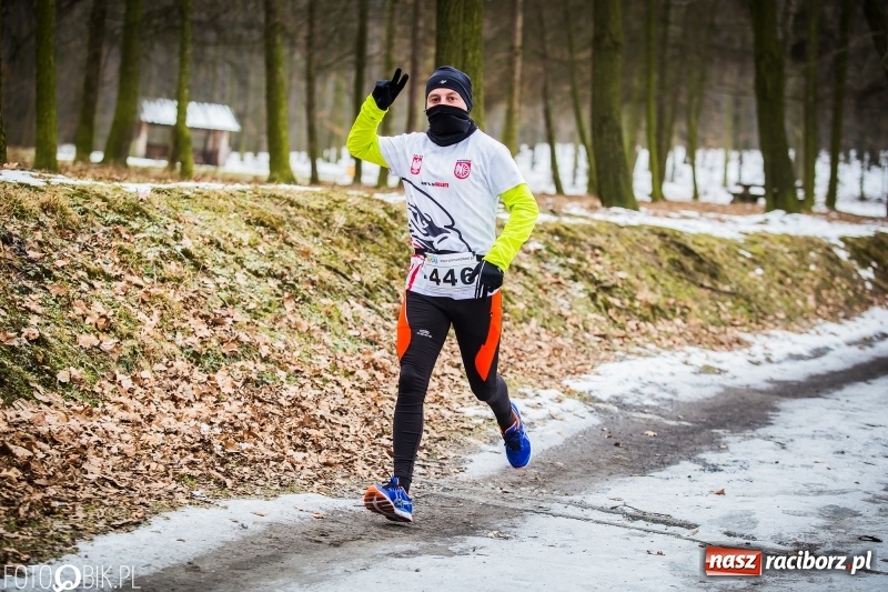 Zdjęcie w galerii na portalu naszraciborz.pl: Mróz, lód i śnieg niestraszny biegaczom. Blisko 500 twardzieli pokonało trasę w Oborze wiadomości z regionu