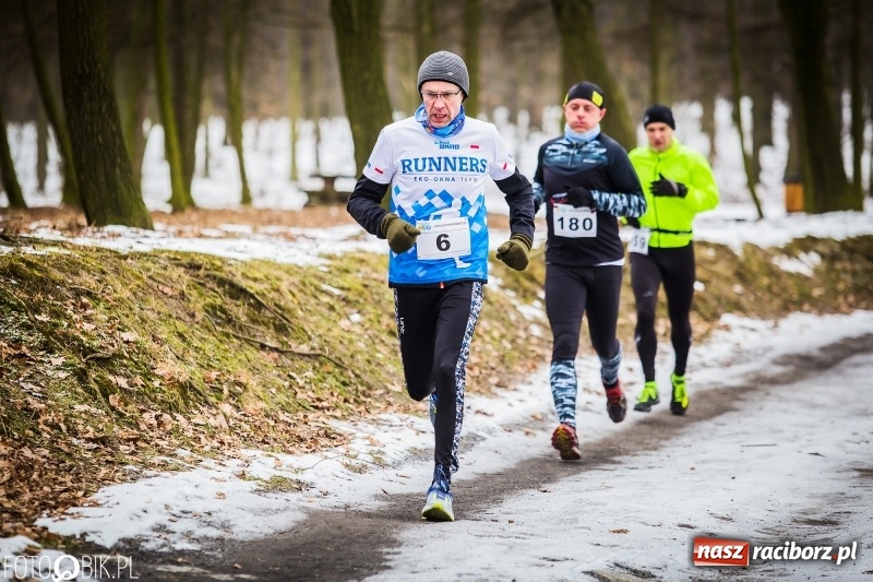 Zdjęcie w galerii na portalu naszraciborz.pl: Mróz, lód i śnieg niestraszny biegaczom. Blisko 500 twardzieli pokonało trasę w Oborze wiadomości z regionu