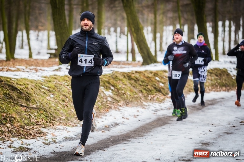 Zdjęcie w galerii na portalu naszraciborz.pl: Mróz, lód i śnieg niestraszny biegaczom. Blisko 500 twardzieli pokonało trasę w Oborze wiadomości z regionu