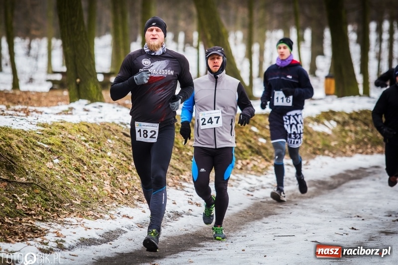 Zdjęcie w galerii na portalu naszraciborz.pl: Mróz, lód i śnieg niestraszny biegaczom. Blisko 500 twardzieli pokonało trasę w Oborze wiadomości z regionu
