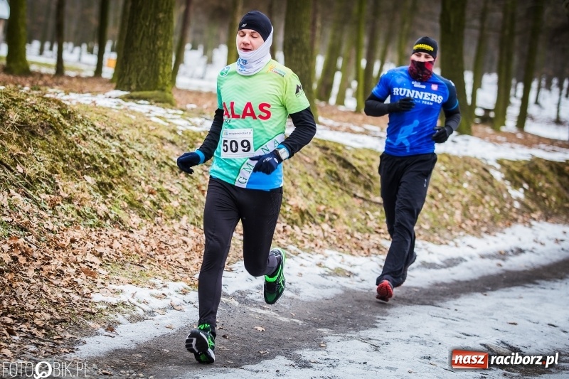 Zdjęcie w galerii na portalu naszraciborz.pl: Mróz, lód i śnieg niestraszny biegaczom. Blisko 500 twardzieli pokonało trasę w Oborze wiadomości z regionu