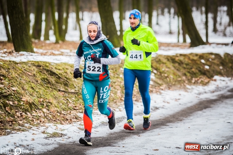 Zdjęcie w galerii na portalu naszraciborz.pl: Mróz, lód i śnieg niestraszny biegaczom. Blisko 500 twardzieli pokonało trasę w Oborze wiadomości z regionu