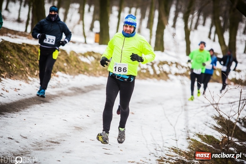 Zdjęcie w galerii na portalu naszraciborz.pl: Mróz, lód i śnieg niestraszny biegaczom. Blisko 500 twardzieli pokonało trasę w Oborze wiadomości z regionu