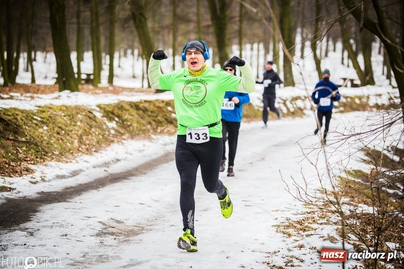 Zdjęcie w galerii na portalu naszraciborz.pl: Mróz, lód i śnieg niestraszny biegaczom. Blisko 500 twardzieli pokonało trasę w Oborze wiadomości z regionu