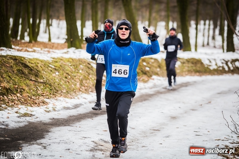 Zdjęcie w galerii na portalu naszraciborz.pl: Mróz, lód i śnieg niestraszny biegaczom. Blisko 500 twardzieli pokonało trasę w Oborze wiadomości z regionu