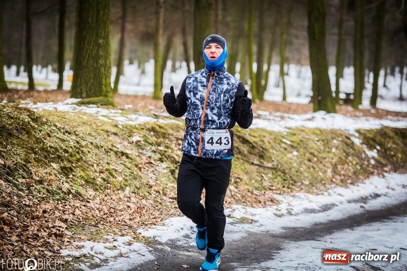 Zdjęcie w galerii na portalu naszraciborz.pl: Mróz, lód i śnieg niestraszny biegaczom. Blisko 500 twardzieli pokonało trasę w Oborze wiadomości z regionu