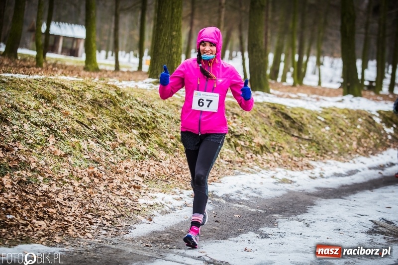 Zdjęcie w galerii na portalu naszraciborz.pl: Mróz, lód i śnieg niestraszny biegaczom. Blisko 500 twardzieli pokonało trasę w Oborze wiadomości z regionu